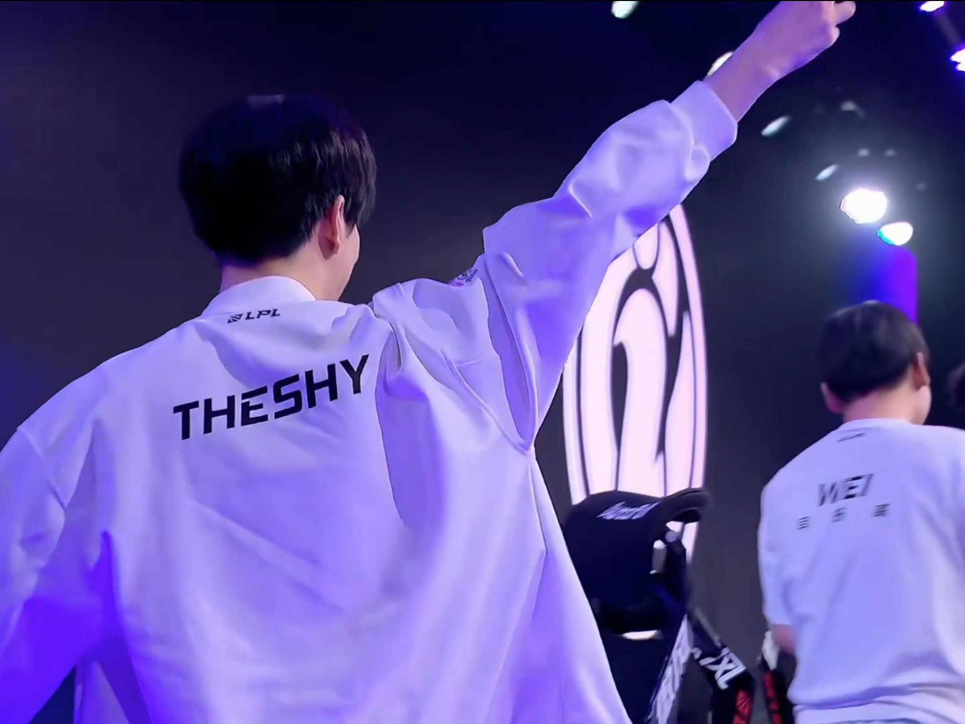 形成持续的 形成持续的